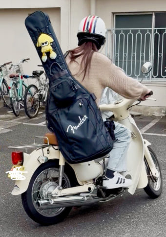リトルカブでベースやギターを背負う・運ぶ